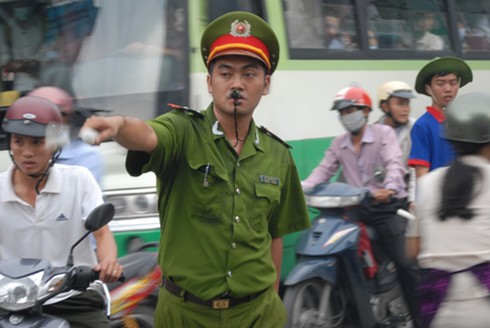 TP.HCM: Sĩ tử, người dân mướt mồ hôi trở về