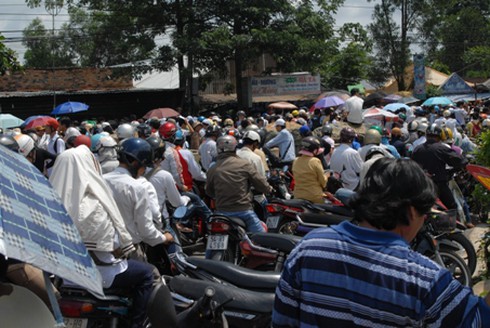TP.HCM: Sĩ tử, người dân mướt mồ hôi trở về