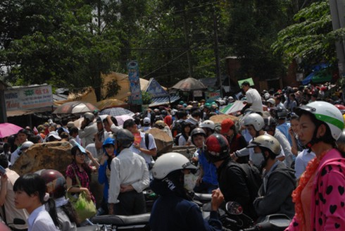TP.HCM: Sĩ tử, người dân mướt mồ hôi trở về