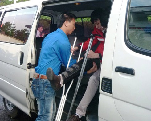 Thí sinh tới phòng thi bằng xe cứu thương