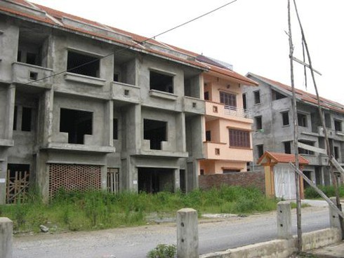 Khu biệt thự `ma` dài hàng cây số bên Đại lộ Thăng Long