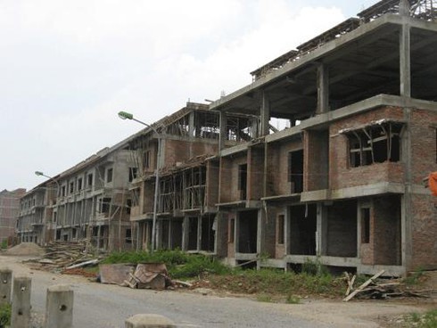 Khu biệt thự `ma` dài hàng cây số bên Đại lộ Thăng Long