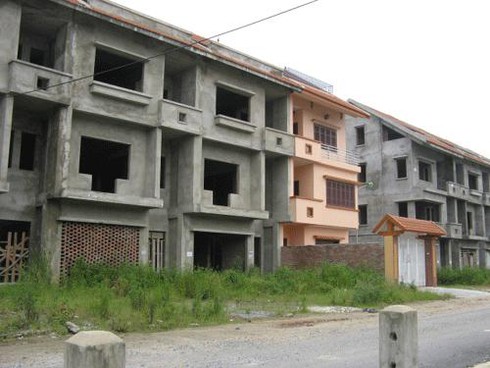 Khu biệt thự `ma` dài hàng cây số bên Đại lộ Thăng Long