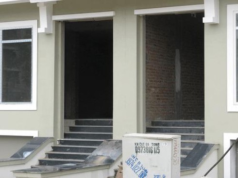 Khu biệt thự `ma` dài hàng cây số bên Đại lộ Thăng Long