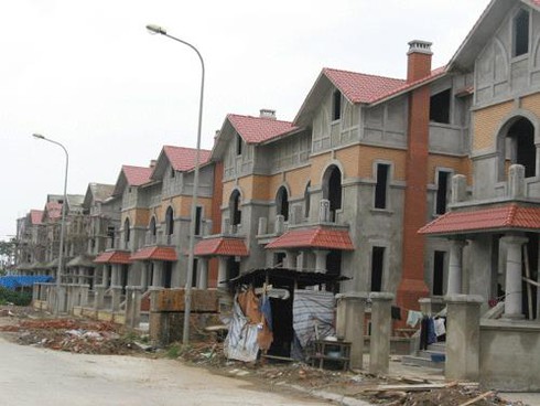 Khu biệt thự `ma` dài hàng cây số bên Đại lộ Thăng Long