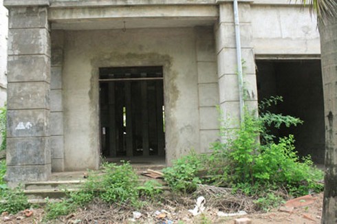 Khu biệt thự `ma` dài hàng cây số bên Đại lộ Thăng Long