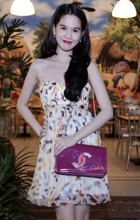 Ngọc Trinh bị nghi dùng túi nhái Chanel