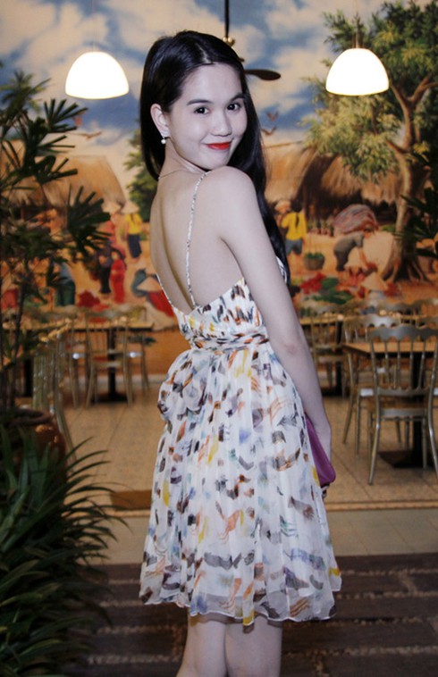 Ngọc Trinh bị nghi dùng túi nhái Chanel