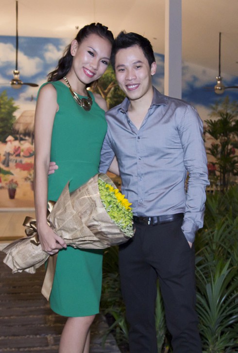 Ngọc Trinh bị nghi dùng túi nhái Chanel