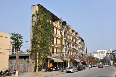 Hà Nội `khổ lắm nói mãi” chuyện nhà siêu méo, dự án bỏ hoang