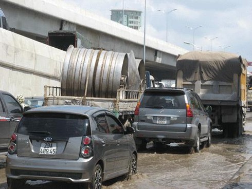 Hà Nội: Đường trên cao cũng thành `con đường đau khổ`