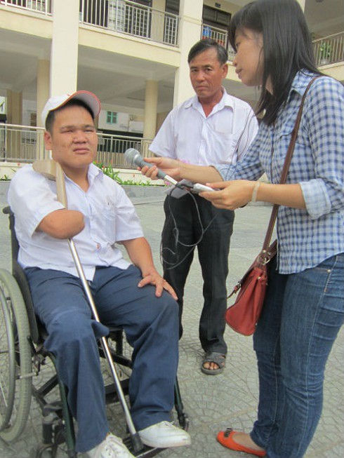 Sĩ tử ngồi xe lăn khiến hội đồng thi cảm động