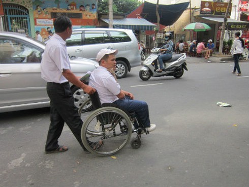 Sĩ tử ngồi xe lăn khiến hội đồng thi cảm động