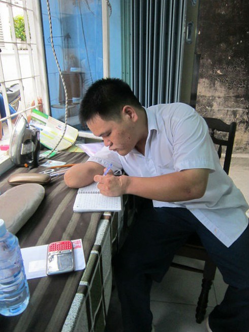 Sĩ tử ngồi xe lăn khiến hội đồng thi cảm động