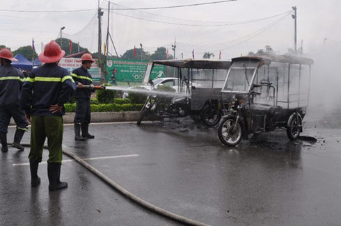 Xô xát gây cháy 6 xe lam
