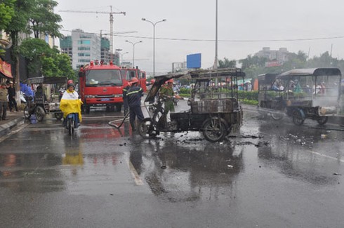 Xô xát gây cháy 6 xe lam