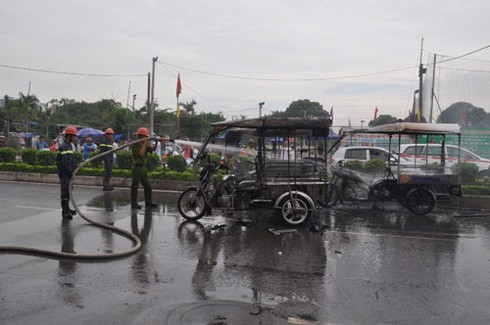 Xô xát gây cháy 6 xe lam