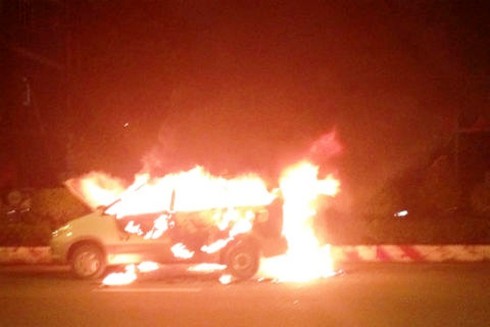 Taxi bốc cháy dữ dội trong mưa, 6 người thoát nạn