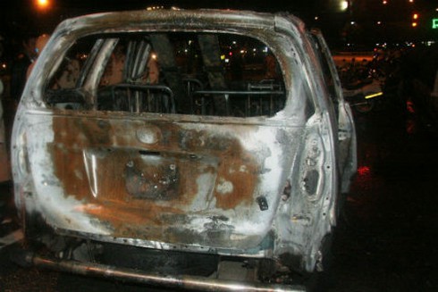 Taxi bốc cháy dữ dội trong mưa, 6 người thoát nạn