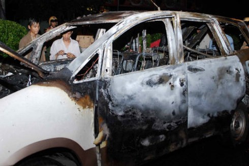 Taxi bốc cháy dữ dội trong mưa, 6 người thoát nạn