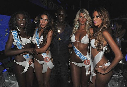 Balotelli ngập trong tửu sắc sau EURO