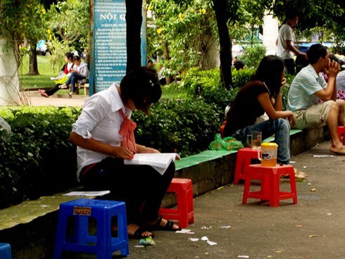 Các sĩ tử tranh thủ “cày” trong giờ nghỉ trưa