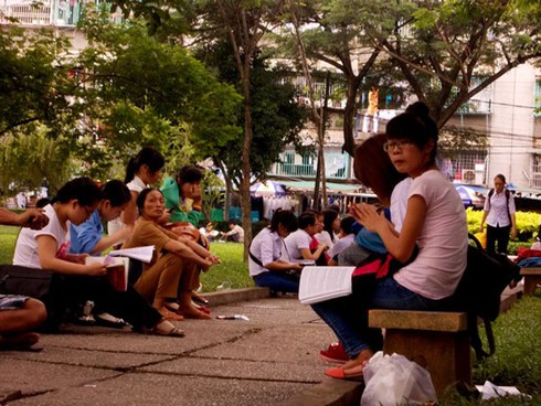 Các sĩ tử tranh thủ “cày” trong giờ nghỉ trưa