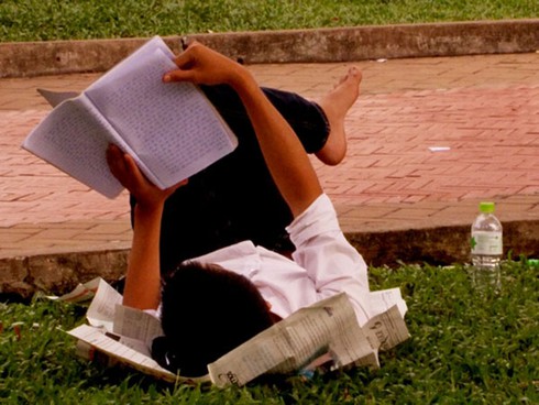 Các sĩ tử tranh thủ “cày” trong giờ nghỉ trưa