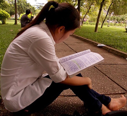 Các sĩ tử tranh thủ “cày” trong giờ nghỉ trưa