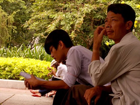 Các sĩ tử tranh thủ “cày” trong giờ nghỉ trưa