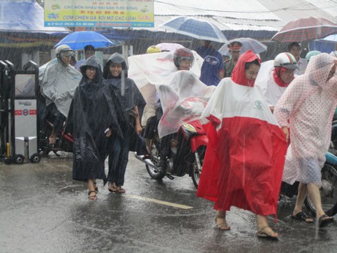 Xúc động cảnh tình nguyện viên vật lộn dưới mưa giúp thí sinh