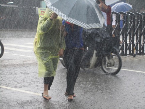 Xúc động cảnh tình nguyện viên vật lộn dưới mưa giúp thí sinh