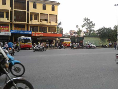 Hà Nội: “Bát nháo” xe buýt trên đường Trần Phú, Hà Đông