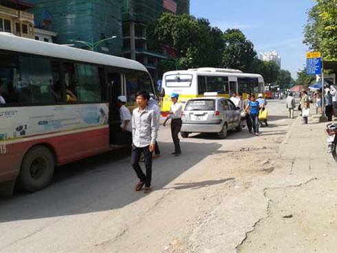Hà Nội: “Bát nháo” xe buýt trên đường Trần Phú, Hà Đông