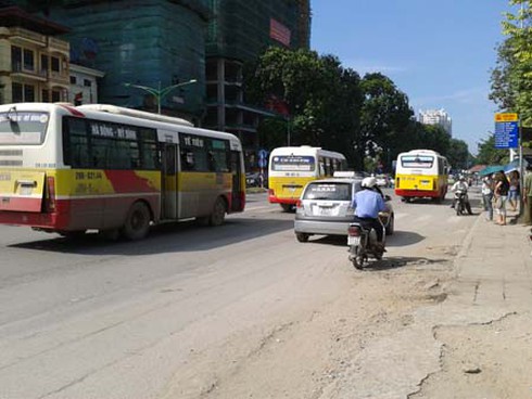 Hà Nội: “Bát nháo” xe buýt trên đường Trần Phú, Hà Đông