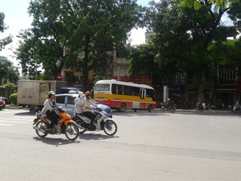 Hà Nội: “Bát nháo” xe buýt trên đường Trần Phú, Hà Đông