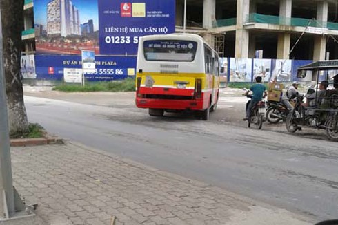 Hà Nội: “Bát nháo” xe buýt trên đường Trần Phú, Hà Đông