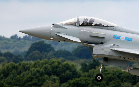 Xem máy bay 'làm xiếc' ở triển lãm hàng không