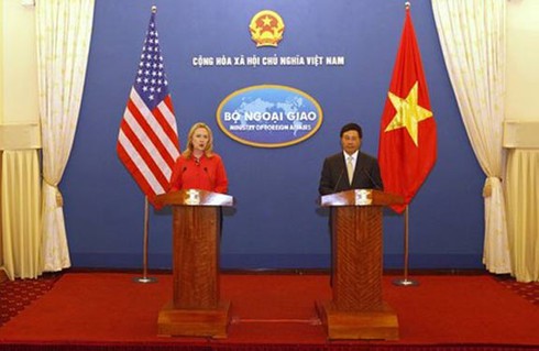 Chuyến thăm Việt Nam của Hillary trên báo nước ngoài