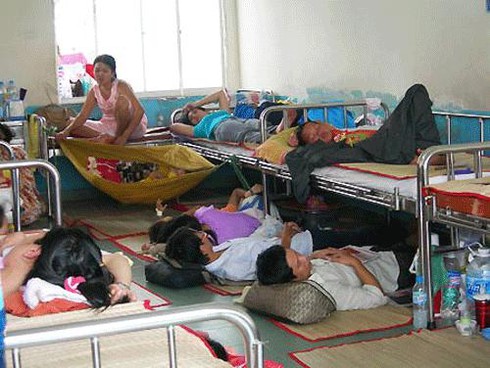 Gầm giường, hành lang bệnh viện cũng không còn chỗ chen