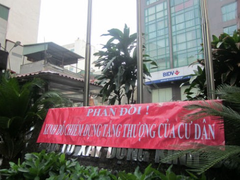 Quản lý chung cư: Chất vấn nóng, trả lời lạnh băng