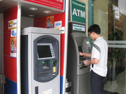Phí ATM bị tận thu đến... bất ngờ