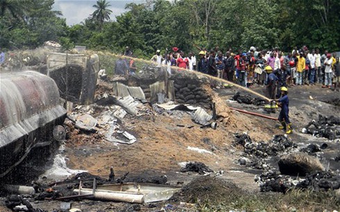 Xe chở xăng phát nổ, hàng trăm người gặp nạn