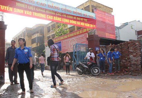 Hôm nay, gần nửa triệu thí sinh làm thủ tục thi cao đẳng