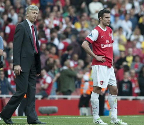 Arsenal hi vọng Van Persie ‘học theo’ Rooney