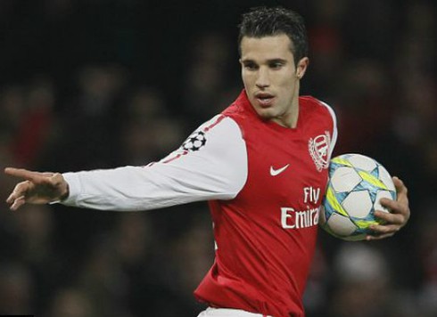 Arsenal hi vọng Van Persie ‘học theo’ Rooney
