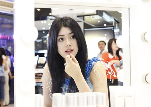 Huỳnh Tiên rạng rỡ khoe dáng cùng đàn chị
