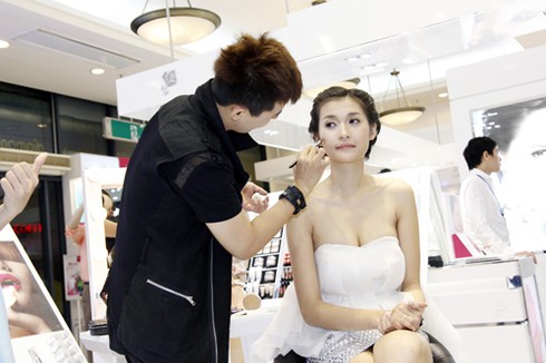 Huỳnh Tiên rạng rỡ khoe dáng cùng đàn chị