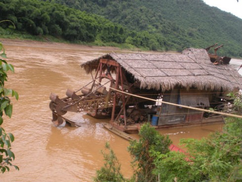 Vàng tặc đang ‘bức tử’ sông Mã