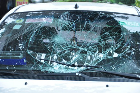 Nữ tài xế hất CSGT lên nắp capo như phim hành động